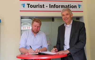 Dennis Zipter (links) und Bürgermeister Torsten Rohde unterzeichnen den Vertrag für die neue Tourist-Information&nbsp;&copy;&nbsp;Stadt Osterholz-Scharmbeck